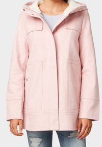Chaqueta rosa de mezcla de lana con capucha forrada de piel sintética, dos bolsillos frontales y un corte relajado. Cuenta con cierre de cremallera y broches.
