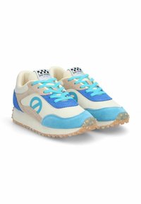 Sneaker beige e blu con tomaia in suede e mesh, dettagli a fantasia, lacci azzurri chiari, suola testurizzata e logo sul lato.