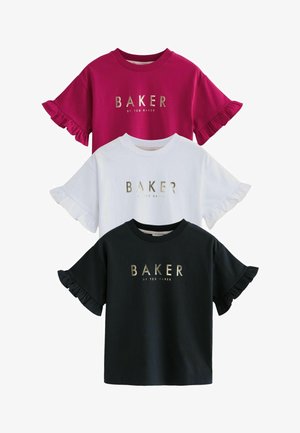 Bombažne T-majice v fuksiji, beli in črni barvi. Kratki rokavi z nabranimi robovi. Zlato tiskano besedilo: "BAKER by TED BAKER" v sredini spredaj.