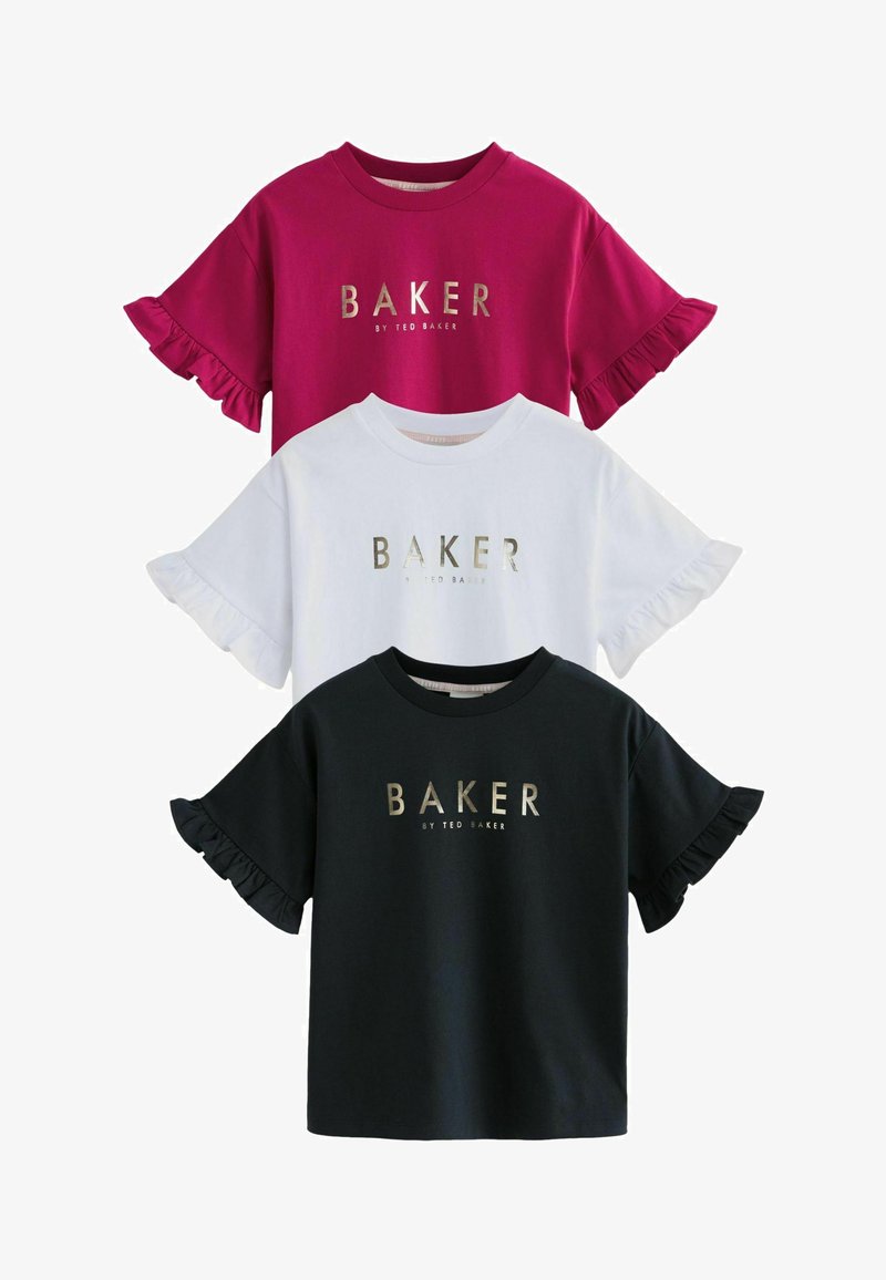 Fukso, baltos ir juodos medvilninės marškinėliai su trumpomis rankovėmis, puoštos raukiniais. Aukso spalvos užrašas: "BAKER by TED BAKER" per vidurį priekyje.