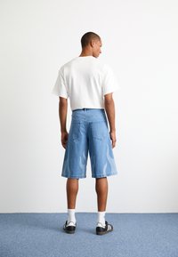 adidas Originals FLAMES - Džinsa auduma šorti - light denim
