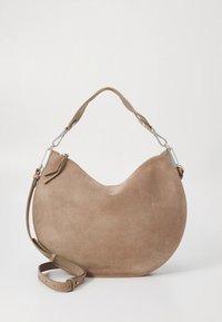 Barna velúr válltáska félhold alakban, ezüst színű fémdíszítésekkel, levehető pánttal és sima felülettel. Elől logó nyomtatva.