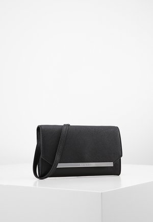 Sac bandoulière en cuir noir avec une finition texturée, matériel en métal argenté et une fermeture à rabat. Design compact et structuré.