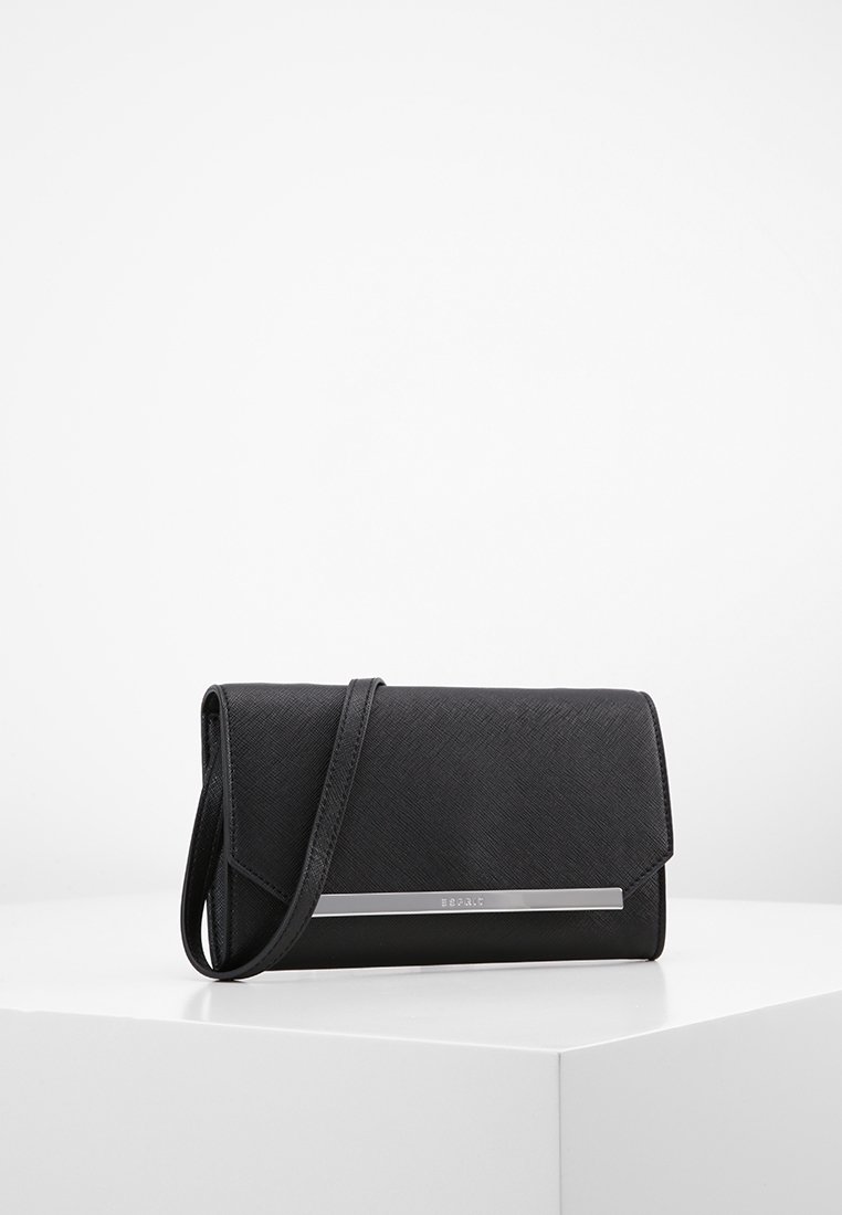 Schwarze Leder-Crossbody-Tasche mit strukturiertem Finish, silbernen Hardware-Akzenten und einem umklappbaren Klappverschluss. Kompakte und strukturierte Form.