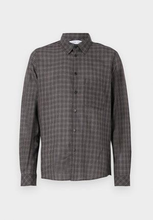 Camisa de cuadros de manga larga en gris oscuro con patrones de cuadros más claros, cierre de botones y un bolsillo en el pecho. Confeccionada en tela ligera.