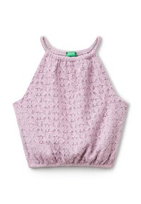 Top corto de encaje en rosa claro con textura estampada, tirantes trenzados ajustables y dobladillo elástico fruncido. Etiqueta de la marca en verde adjunta.
