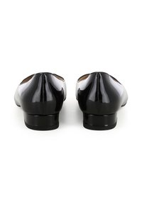 Scarpe in vernice nera con punta rotonda, tacco basso e finitura lucida e liscia. Presentano un design a taglio sui lati.