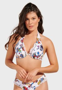 Bikini-set med vit bakgrund och färgglada djurmönster, halterneck-design, volangkanter och måttligt täckande botten.