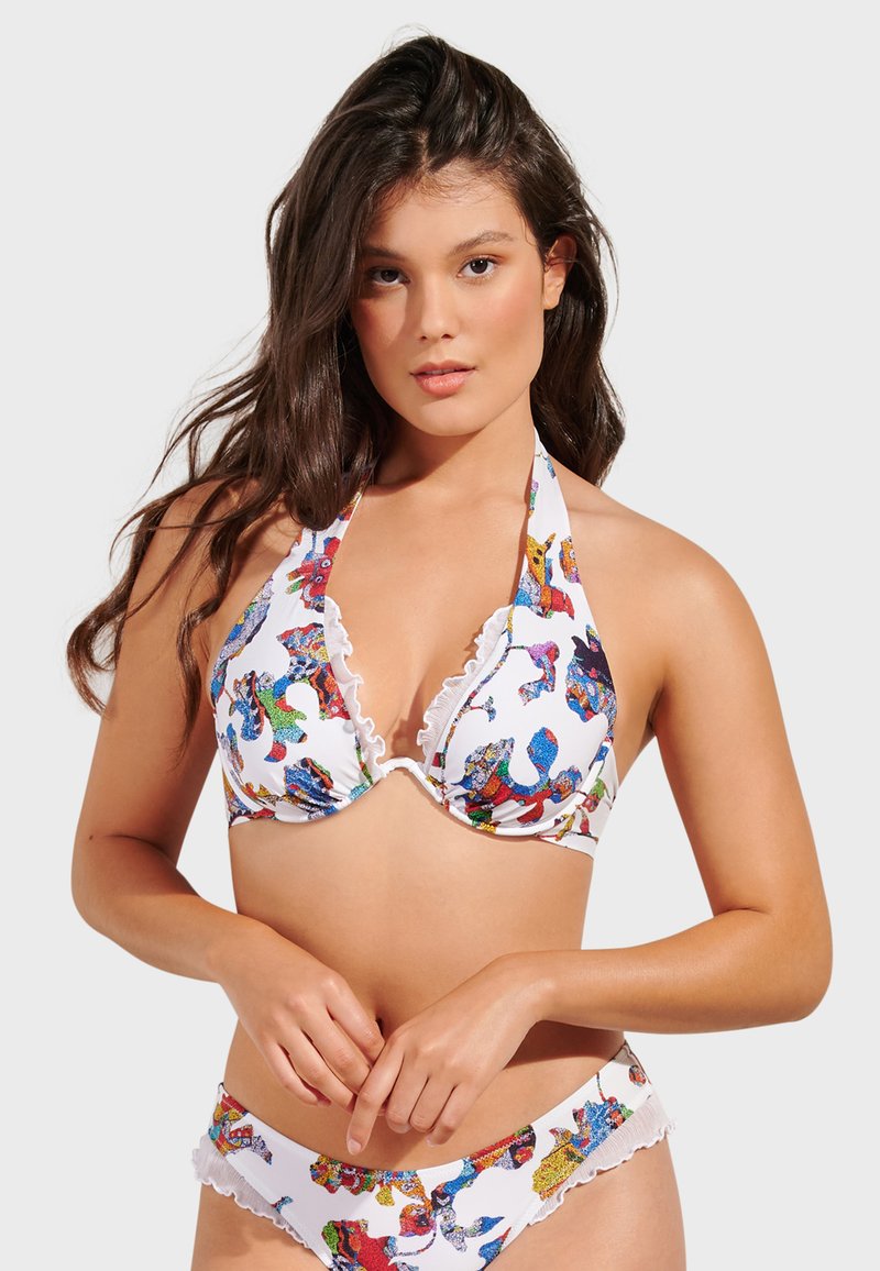 Bikini-set med vit bakgrund och färgglada djurmönster, halterneck-design, volangkanter och måttligt täckande botten.