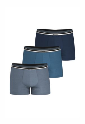 Trois paires de boxers pour hommes en bleu, marine et gris. Chacune dispose d'une ceinture noire avec le nom de la marque et d'un ajustement serré.