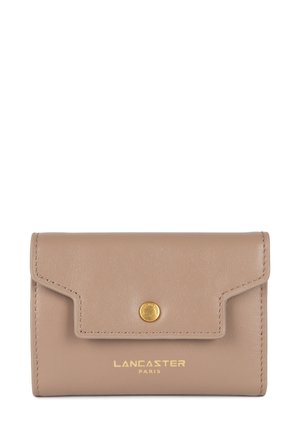 Portafoglio in pelle beige con chiusura a patta, bottone a pressione dorato e logo impresso sul fronte. Texture liscia, forma rettangolare compatta.
