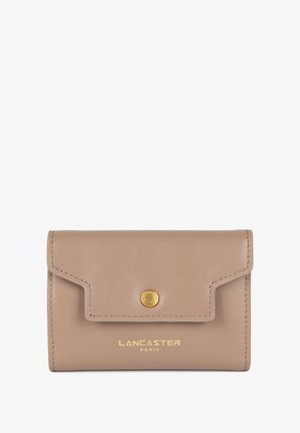 Portafoglio in pelle beige con chiusura a patta, bottone a pressione dorato e logo impresso sul fronte. Texture liscia, forma rettangolare compatta.