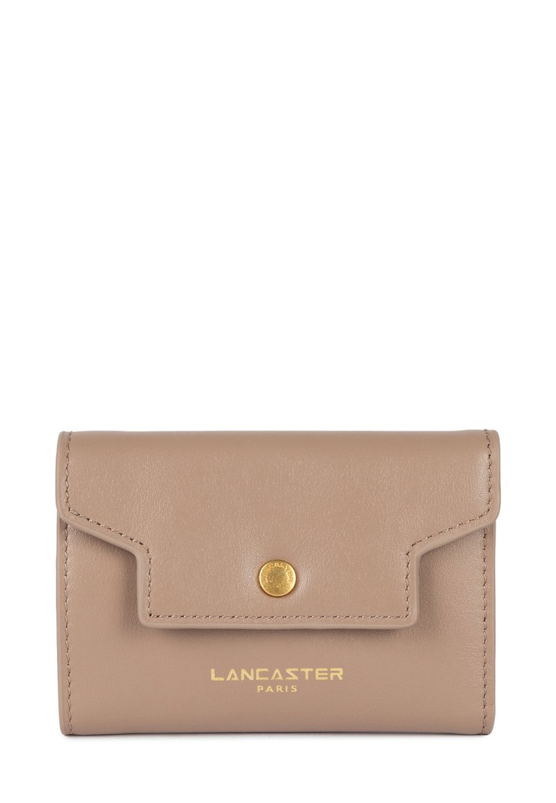 Portafoglio in pelle beige con chiusura a patta, bottone a pressione dorato e logo impresso sul fronte. Texture liscia, forma rettangolare compatta.