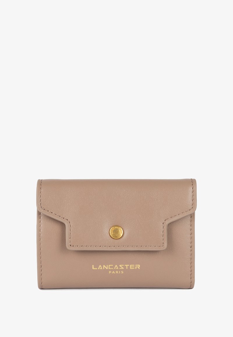 Portafoglio in pelle beige con chiusura a patta, bottone a pressione dorato e logo impresso sul fronte. Texture liscia, forma rettangolare compatta.