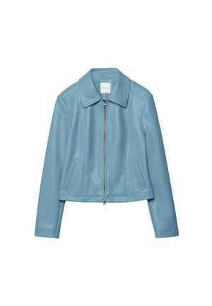 Svetlo modra usnjena kratka jakna s polnim sprednjim zadrgo, širokim ovratnikom, dolgimi rokavi in dvema sprednjima žepoma.