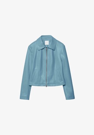 Svetlo modra usnjena kratka jakna s polnim sprednjim zadrgo, širokim ovratnikom, dolgimi rokavi in dvema sprednjima žepoma.