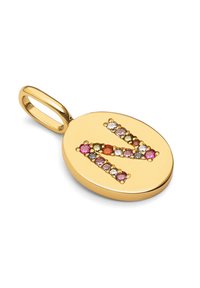 Colgante ovalado de oro con una letra "N" en relieve decorada con piedras preciosas de colores en tonos rosa, naranja y transparentes.