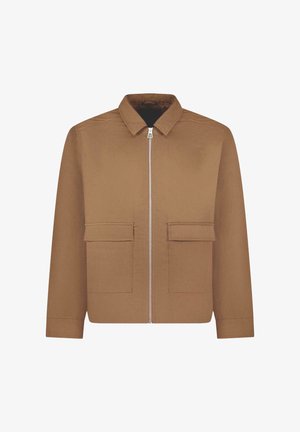 Bruine jas met een ritssluiting aan de voorkant, een gestructureerde kraag, twee voorzakken en een gladde textuur. Heeft eenvoudige stikaccenten.