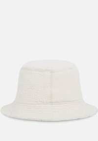 Cappello a secchiello in morbida pelliccia sintetica bianca, caratterizzato da una texture soffice, una corona arrotondata e dettagli cuciti, con una larga visiera floscia.