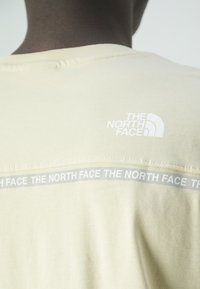 The North Face ZUMU RELAXED TEE - Apdrukāts T-krekls - gravel
