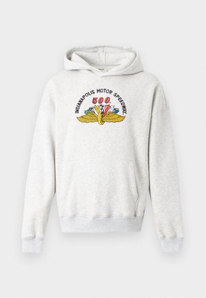 Pelēkas kapuces džemperis, izgatavots no mīksta kokvilnas maisījuma. Tam ir priekšējā kabata, ribotās piedurknes un krāsains Indianapoles Motor Speedway logo uz krūtīm.