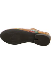 Chaussure plate multicolore avec un motif floral sur un dessus en cuir tan. Semelle en caoutchouc noir avec un motif texturé pour une adhérence et une flexibilité optimales.