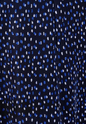 Tessuto plissettato in blu navy con piccoli puntini blu e bianchi sparsi. Il materiale ha una consistenza liscia, offrendo un aspetto strutturato.