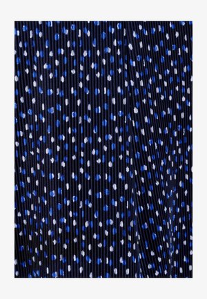 Tessuto plissettato in blu navy con piccoli puntini blu e bianchi sparsi. Il materiale ha una consistenza liscia, offrendo un aspetto strutturato.