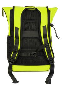 Geel en zwarte rugzak met gevoerde mesh schouderbanden, verstelbare gesp en een oprol ontwerp, met een gestructureerd oppervlak en reflecterende accenten.