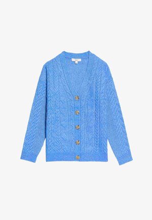 Cárdigan azul de punto con cuello en V, presenta un patrón de cable, mangas largas y cinco botones marrones en la parte delantera.