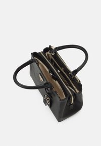 Sac à main en cuir noir avec deux fermetures éclair, surface texturée et anses supérieures. L'intérieur présente une doublure de couleur claire et plusieurs compartiments.