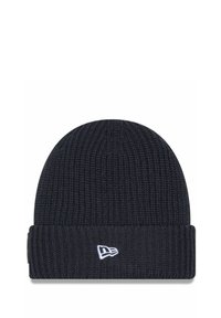 Schwarze Strickmütze mit umgeschlagenem Saum, auf der Vorderseite mit einem kleinen weißen Logo versehen. Die Struktur ist gerippt und bietet Wärme und Komfort.