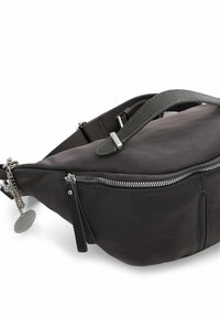 Musta kangaskassi, jossa sileä pinta, hopeanvärinen vetoketju ja ohut muotoilu. Varustettu lyhyellä kahvalla ja irrotettavalla ketjusomisteella.