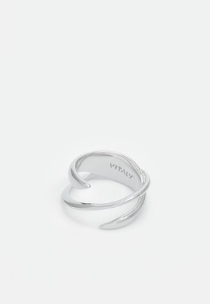 Bague ouverte en argent avec un design moderne enroulé et le nom de la marque Vitaly gravé à l'intérieur de l'anneau.