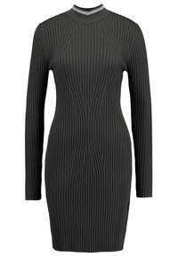 Robe à manches longues côtelée de couleur gris foncé avec un col montant et de subtils accents blancs. Coupe ajustée avec une texture verticale distincte.