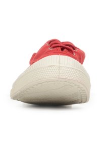 Sneaker rossa in tela con suola in gomma testurizzata e dettagli in crema, dotata di lacci e design a profilo basso.