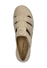 Beżowe skórzane sandały z trzema szerokimi paskami na górze. Teksturowana powierzchnia i wyściółka z poduszką dla komfortu. Logo nadrukowane w środku.