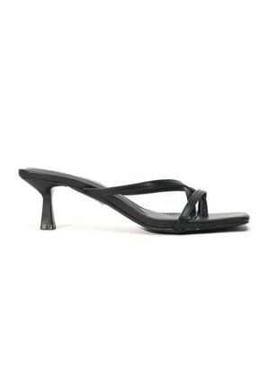 Sandale noire à talon avec des brides fines en croix et un petit talon bas et courbé sur fond blanc.