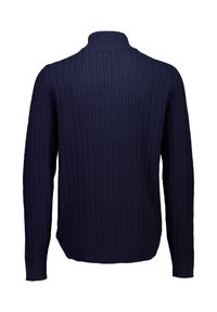 Marineblaue Strickjacke mit gerippter Textur, hohem Kragen und langen Ärmeln. Sie weist ein Muster aus vertikalen Linien und offenen Maschen auf.