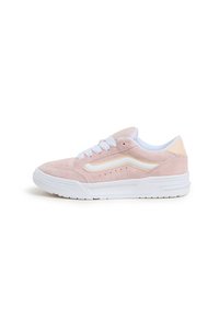 Wildledersneakers in hellpink mit weißen Schnürsenkeln und Gummisohle. Mit einem kontrastierenden gelblichen Streifen und durchbrochenen seitlichen Akzenten.