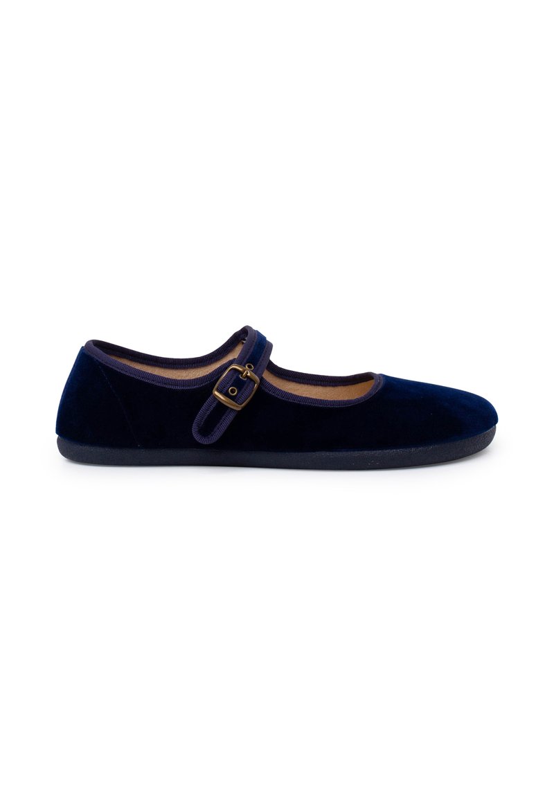 Zapato Mary Jane de terciopelo azul marino con punta redondeada, que presenta una correa con hebilla y un interior suave, complementado con una suela flexible.