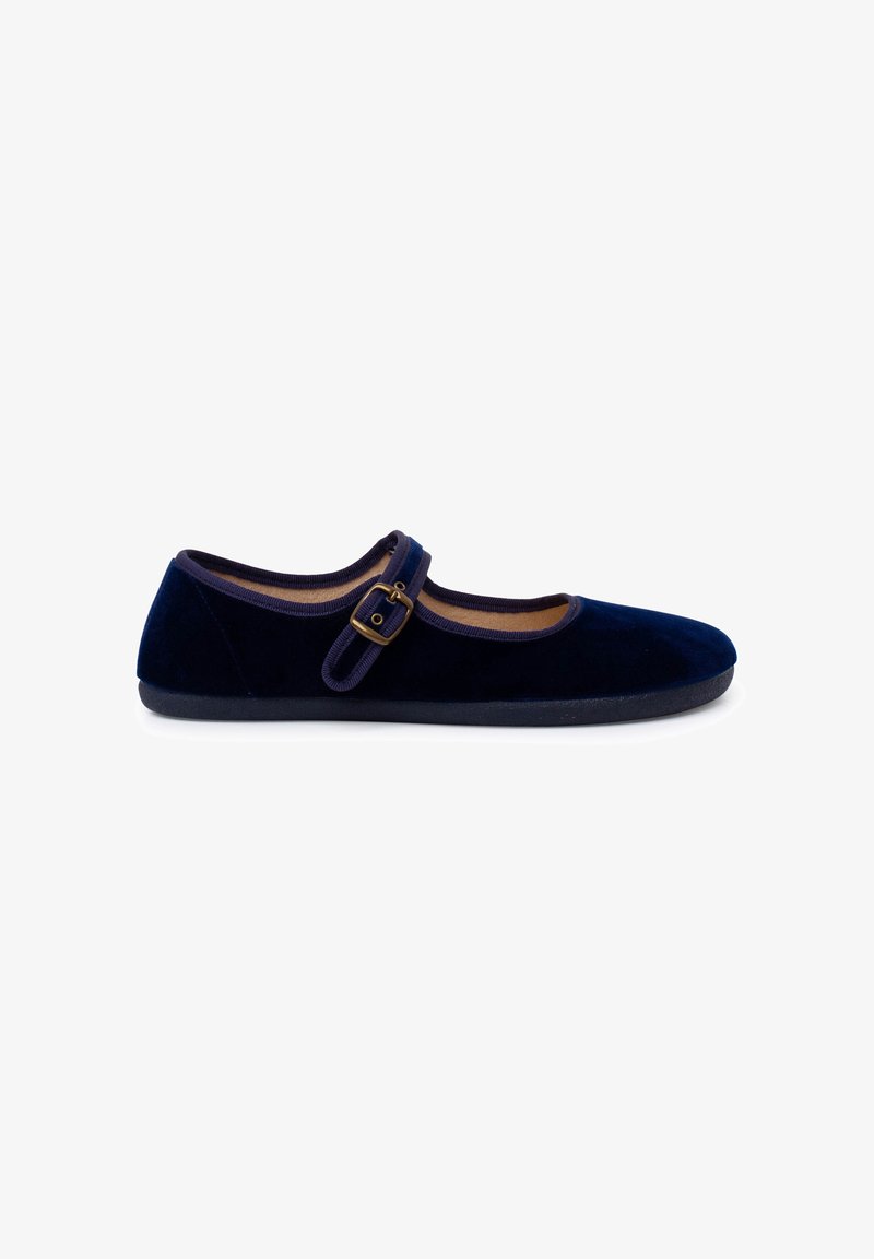Zapato Mary Jane de terciopelo azul marino con punta redondeada, que presenta una correa con hebilla y un interior suave, complementado con una suela flexible.