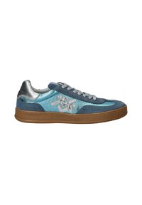 Blauwe en teal sneakers met een bovenwerk van suede en leer, zilveren accenten en een tan rubberen zool. Bevat een geometrisch ontwerp aan de zijkant.