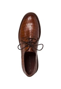 Scarpe eleganti in pelle marrone con motivo coccodrillo, punta tonda e stringhe scure. Presentano una suola in gomma a contrasto e una superficie testurizzata.