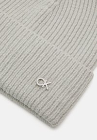 Calvin Klein CHUNKY BEANIE - Căciulă - pearl grey