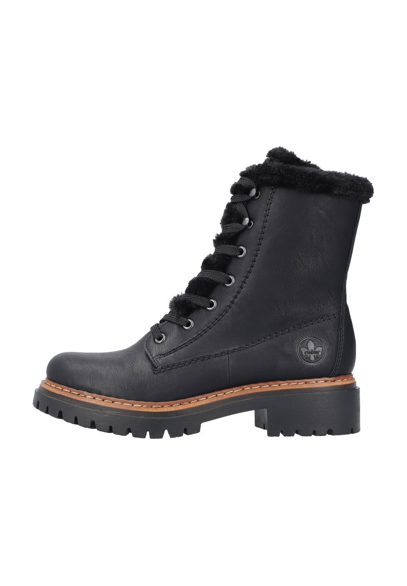 Bottines noires à cheville avec une tige en cuir lisse, doublure en fausse fourrure et semelle en caoutchouc robuste ; elles présentent des œillets en métal et un design à lacets.