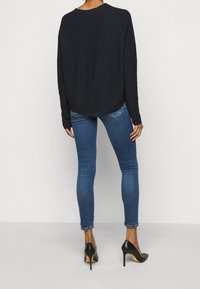 DRYKORN Stickad tröja - blue