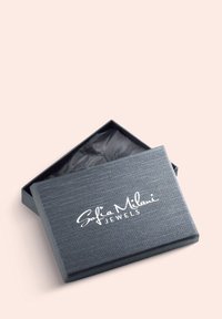 Grå tekstureret smykkeboks i rektangulær form, der har et låg der er let åbent, med hvidt præget "Sofia Milani JEWELS" tekst på toppen.