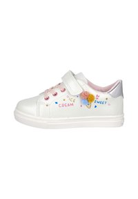 Zapatillas deportivas sintéticas blancas con superficie texturizada, detalles en rosa y estampado colorido con temática de helados, decoradas con pompones y cierre de Velcro.