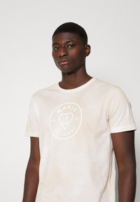 Makia KNOT UNISEX - T-shirt estampada - sahara